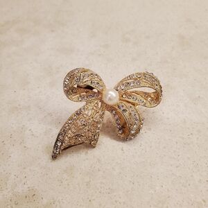 Elegant Gold Bow Brooch with Pearl Accent